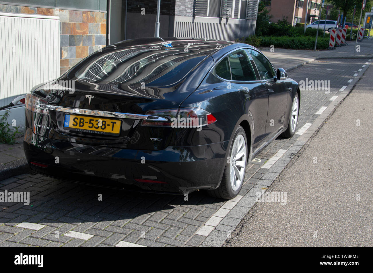 uitroepen Mentor serveerster Tesla Model S 75D Electrical Car At Amsterdam The Netherlands 2019 Stock  Photo - Alamy