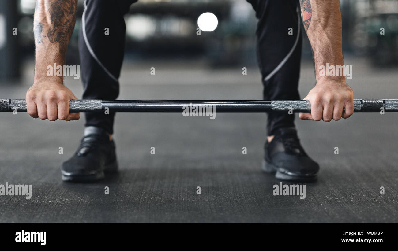 Занятие спортом эстетика. Штанга спортивная. Становая тяга со штангой. Штанга на полу. Занятие спортом эстетика.