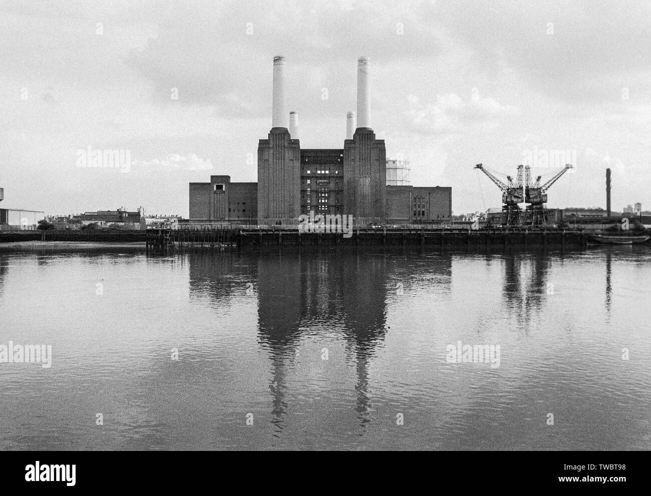 Battersea Power Station beside the River Thames, London 1988 Stock Photo