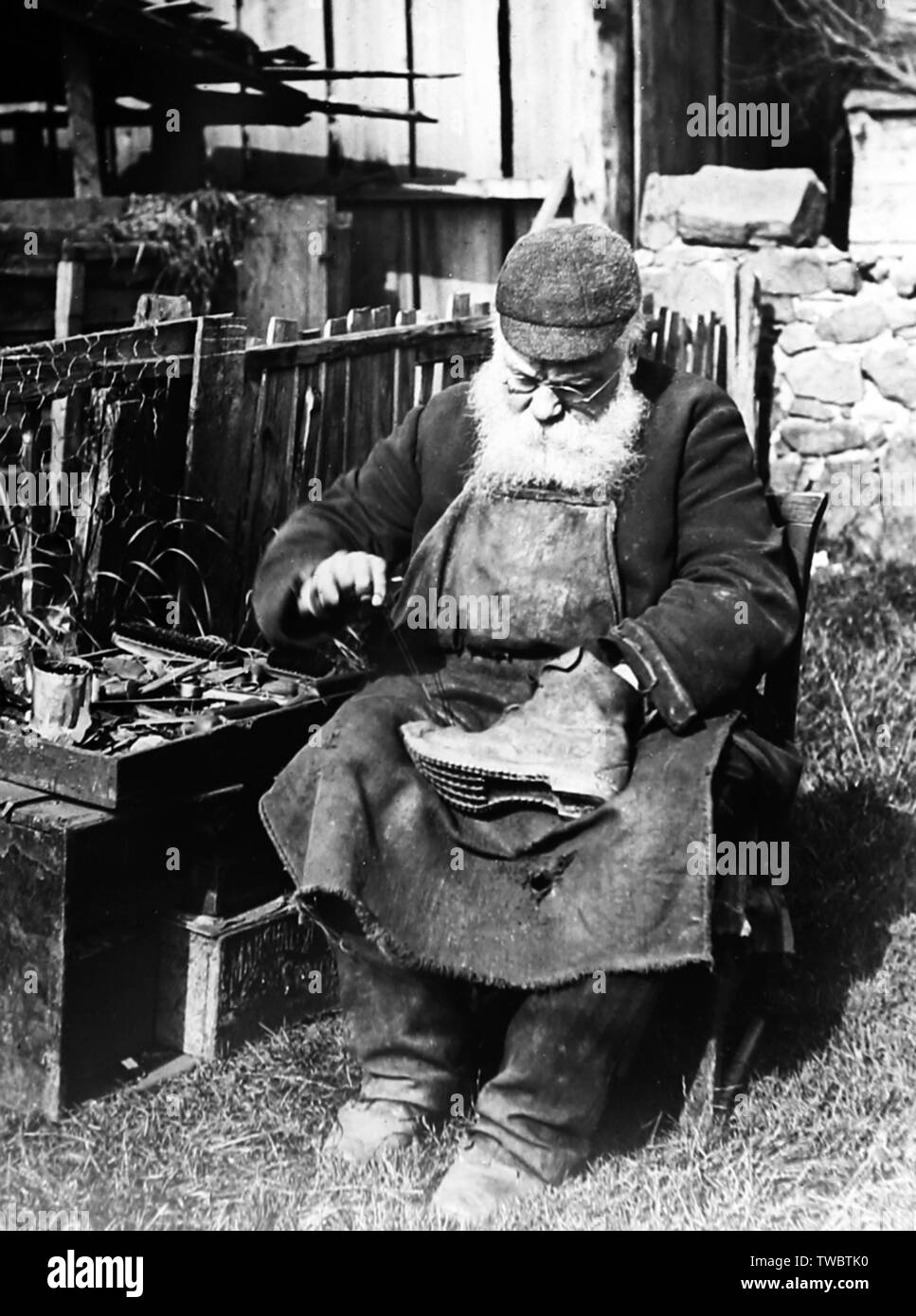 Cobbler mending shoes Stock Photo Alamy
