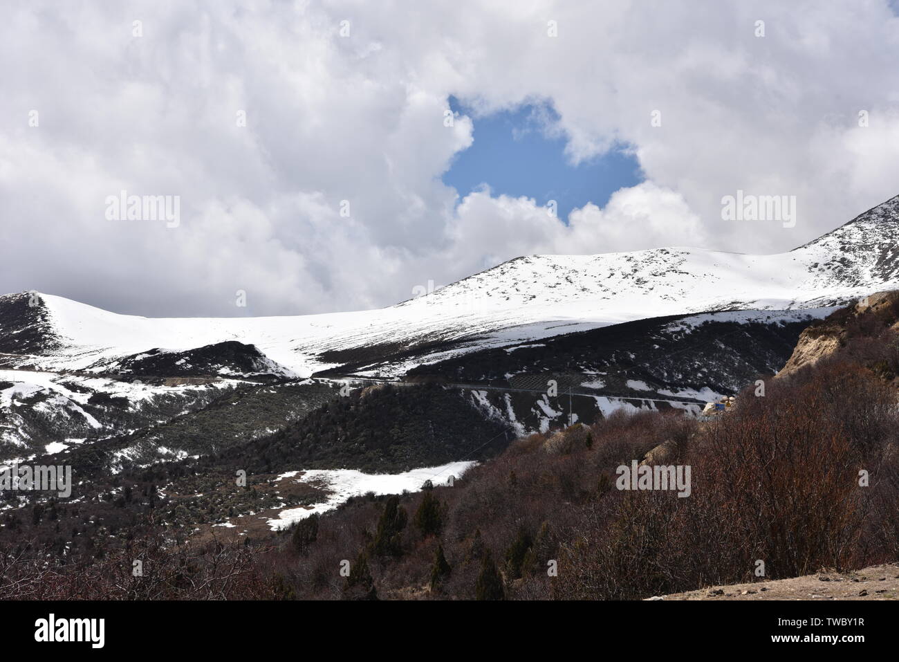 Plateau scenery along National Highway 318 of Sichuan-Tibet Highway in April 2019. Stock Photo