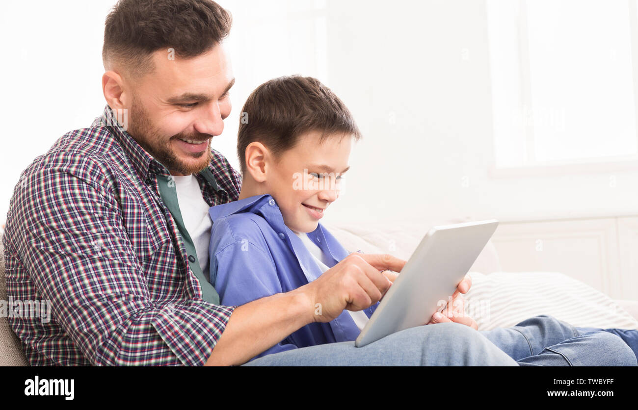 Темы которые стоит обсудить с ребенком по возрасту. Похвала родителей. Разговор с ребенком. Конфликт поколений. Отец обнимает сына.