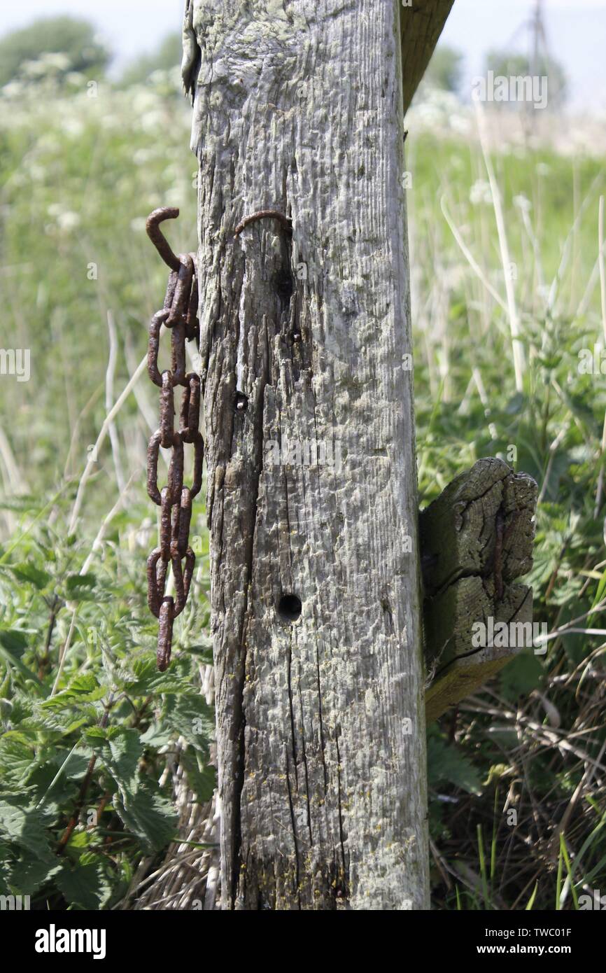 Chain link and wood fence hi-res stock photography and images - Alamy