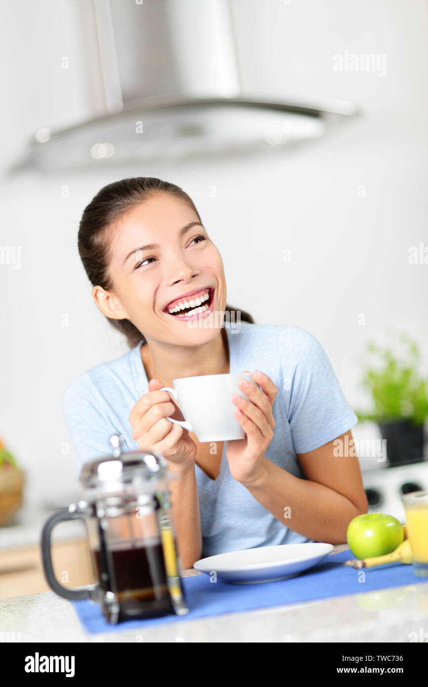Have a coffee have breakfast. Женщина смеется на кухне. Женщина пьет на кухне. Смех женщины на кухне. Женщина смеется с едой во рту на кухне.