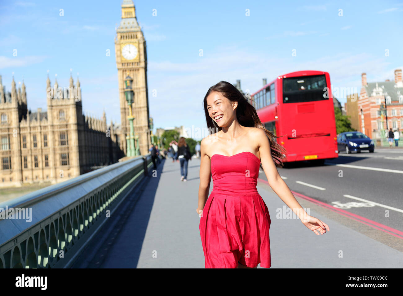 В лондоне жена жила замкнуто. Девушка в Лондоне. Девочка на фоне Лондона. Брюнетка в Лондоне. Женщина на фоне Биг Бена.