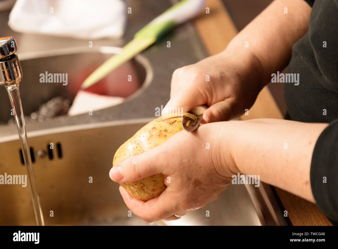 К чему снится гнилая картошка. Чистка картошки. Картошка сонник к чему. К чему снится картошка во сне. Приснилась картошка.