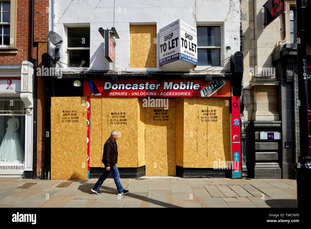 Doncaster town centre,  South Yorkshire boarded up closed down independent mobile phone shop on High Street Stock Photo