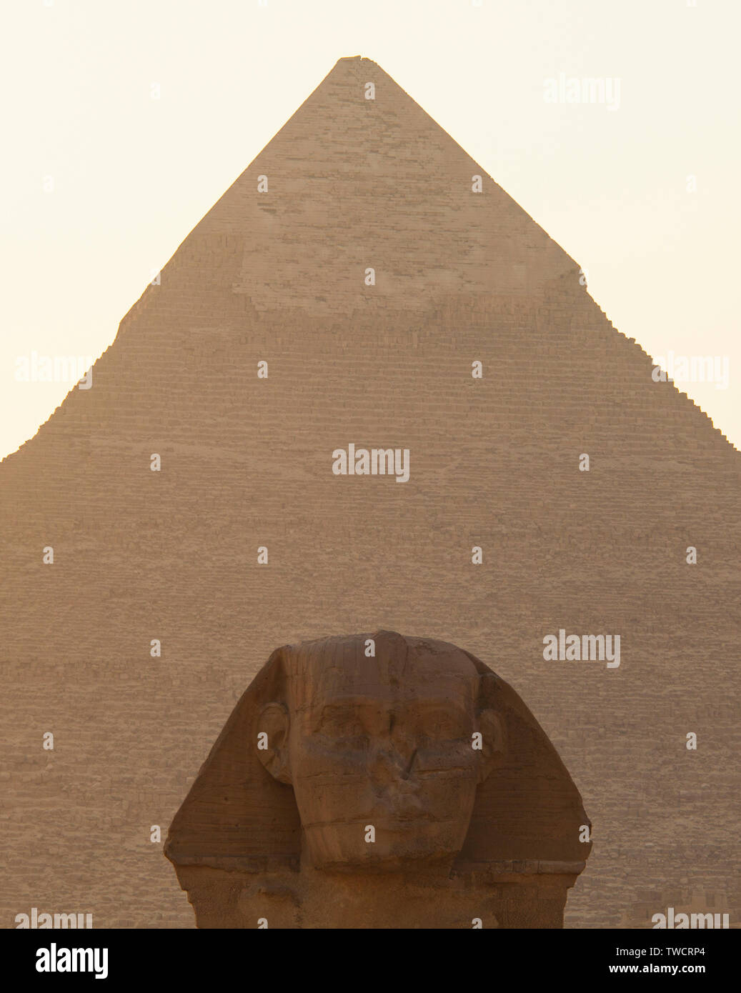 La Esfinge y la pirámide de Kefrén, Meseta de Giza, El Cairo, Valle del Nilo, Egipto. Stock Photo