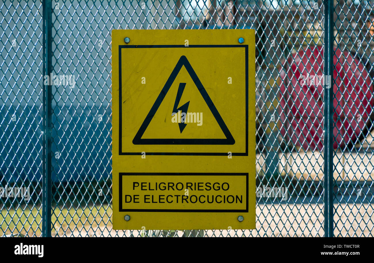 Cartel con el símbolo de peligro de la energía Stock Photo