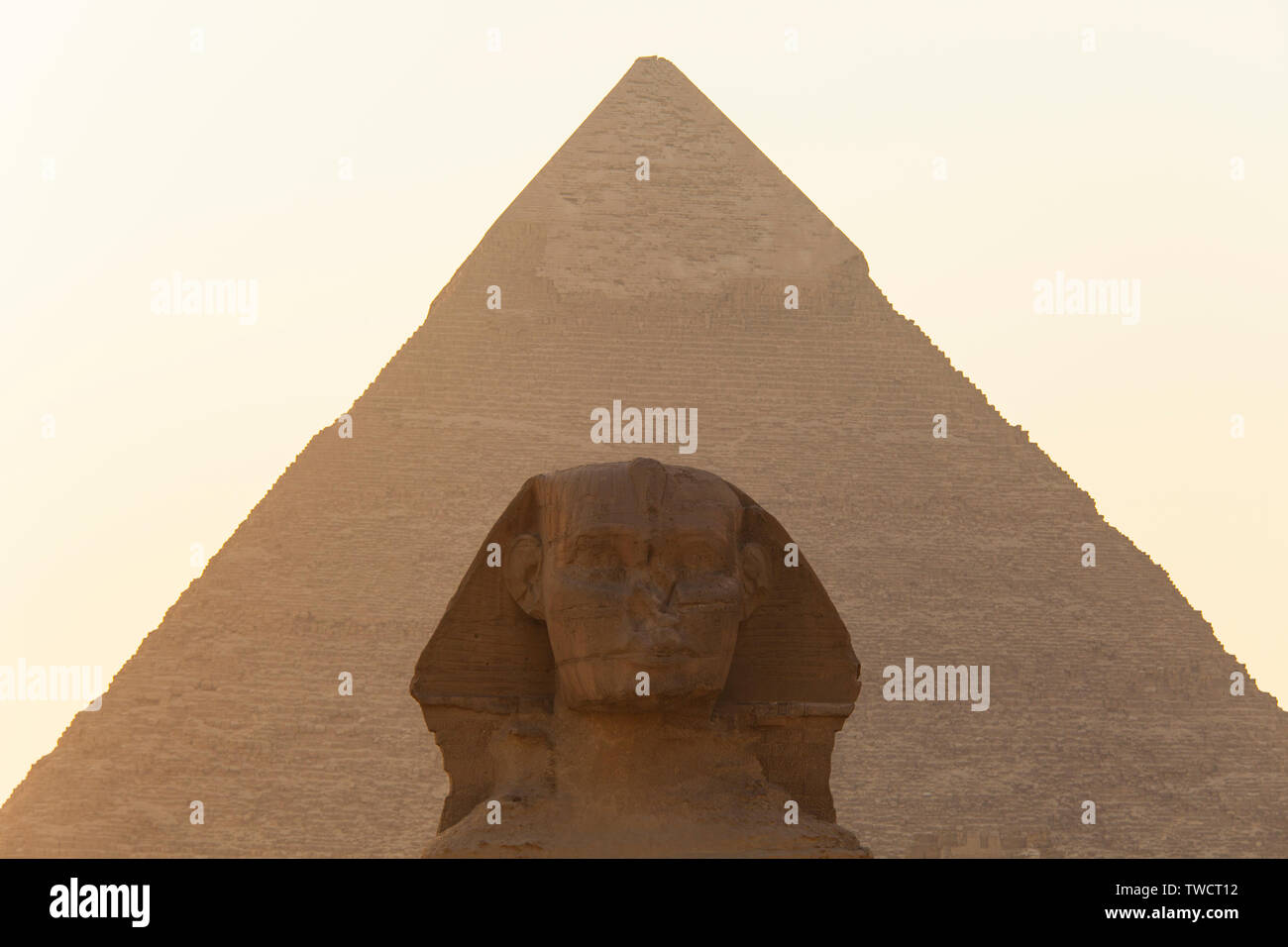 La Esfinge y la pirámide de Kefrén, Meseta de Giza, El Cairo, Valle del Nilo, Egipto. Stock Photo