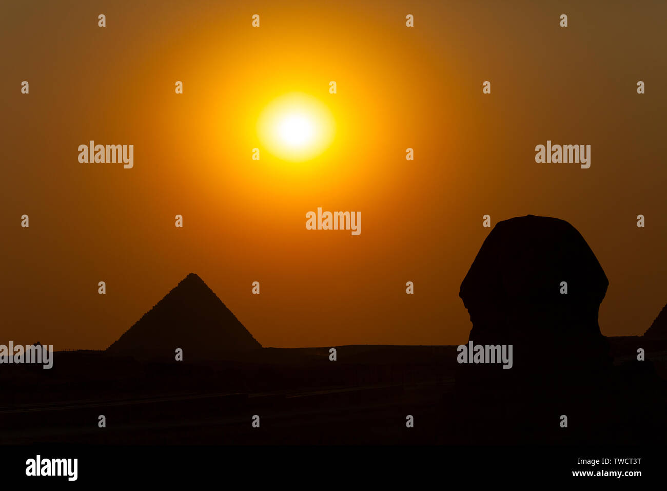 La Esfinge y la Pirámide de Micerinos, Meseta de Giza, El Cairo, Valle del Nilo, Egipto. Stock Photo
