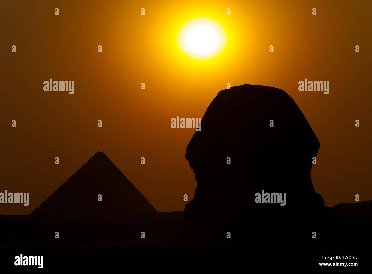 La Esfinge y la Pirámide de Micerinos, Meseta de Giza, El Cairo, Valle del Nilo, Egipto. Stock Photo