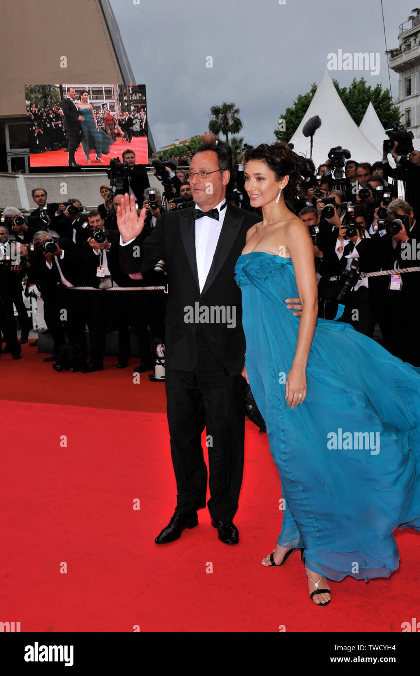 CANNES, FRANCE. May 25, 2008: Jean Reno & wife at the closing gala ...