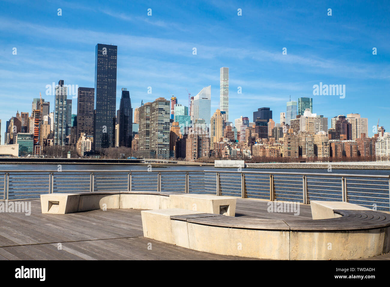 View from the gantry plaza park towards manhattan skyline hires stock