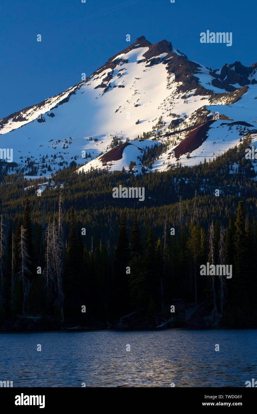 Broken Top from Sparks Lake, Cascade Lakes National Scenic Byway, Deschutes National Forest, Oregon Stock Photo