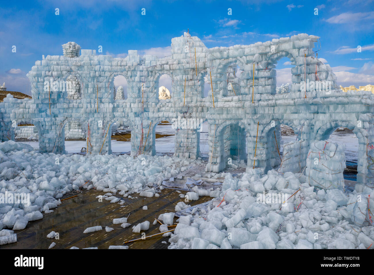 Ледовое г. Ледяной дворец. Ледяные блоки. Постройки из льда. Крепость из снега.