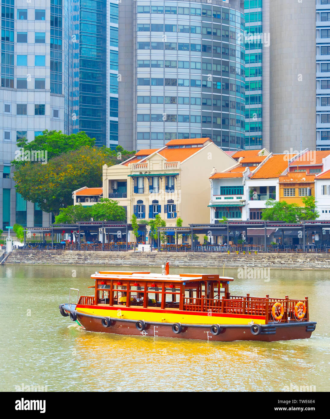 Tourist boat at Boat quay district in Singapore Stock Photo Alamy
