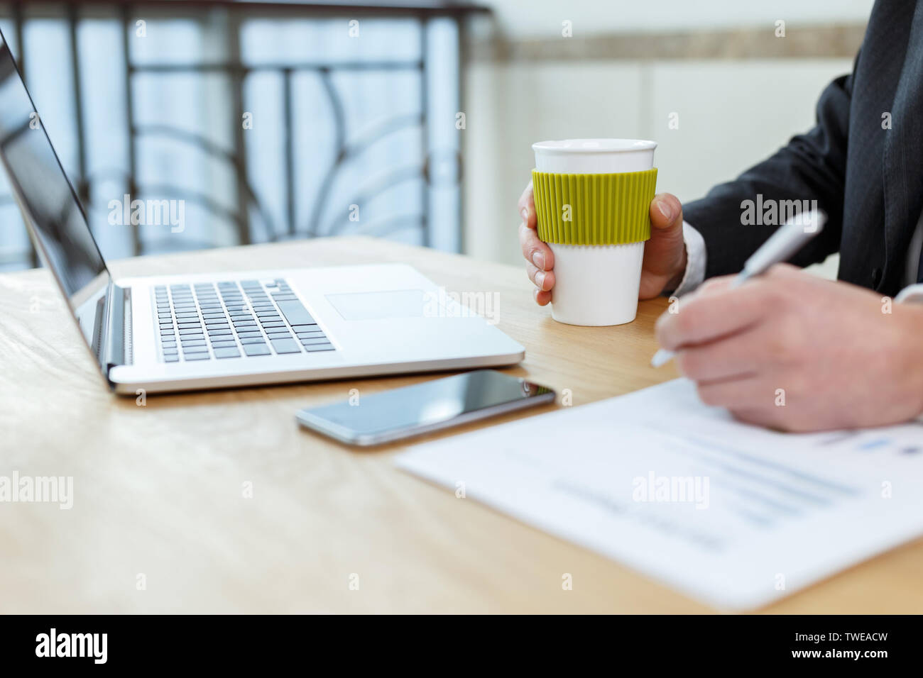 Analysis financial reports hi-res stock photography and images - Alamy