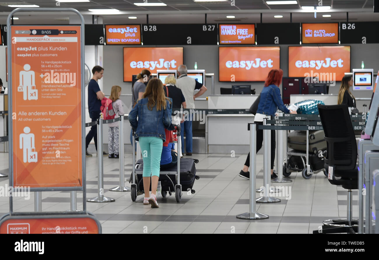 20 June 2019, Brandenburg, Schönefeld: Holidaymakers are standing at the check-in counters at Berlin-Schönefeld Airport with the inscription easyjet. An increased number of passengers is expected with the start of the holiday season. Photo: Bernd Settnik/dpa-Zentralbild/dpa Stock Photo