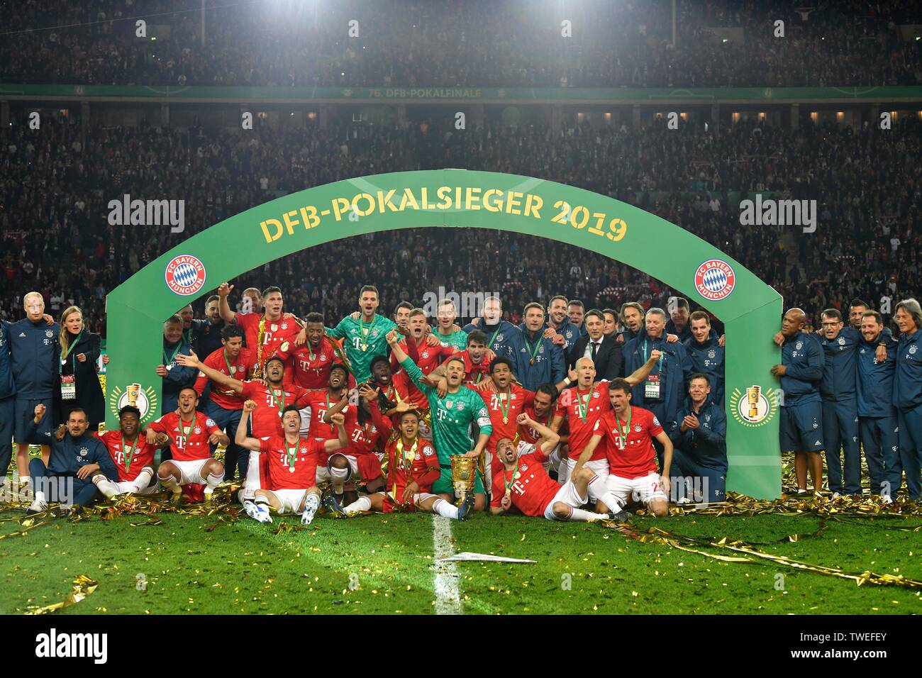 Group Photo FC Bayern wins DFB Cup, Winners' Arch, 76th DFB Cup Final RB Leipzig, RBL, against FC Bayern Munich, FCB, Olympic stadion Berlin, Germany Stock Photo