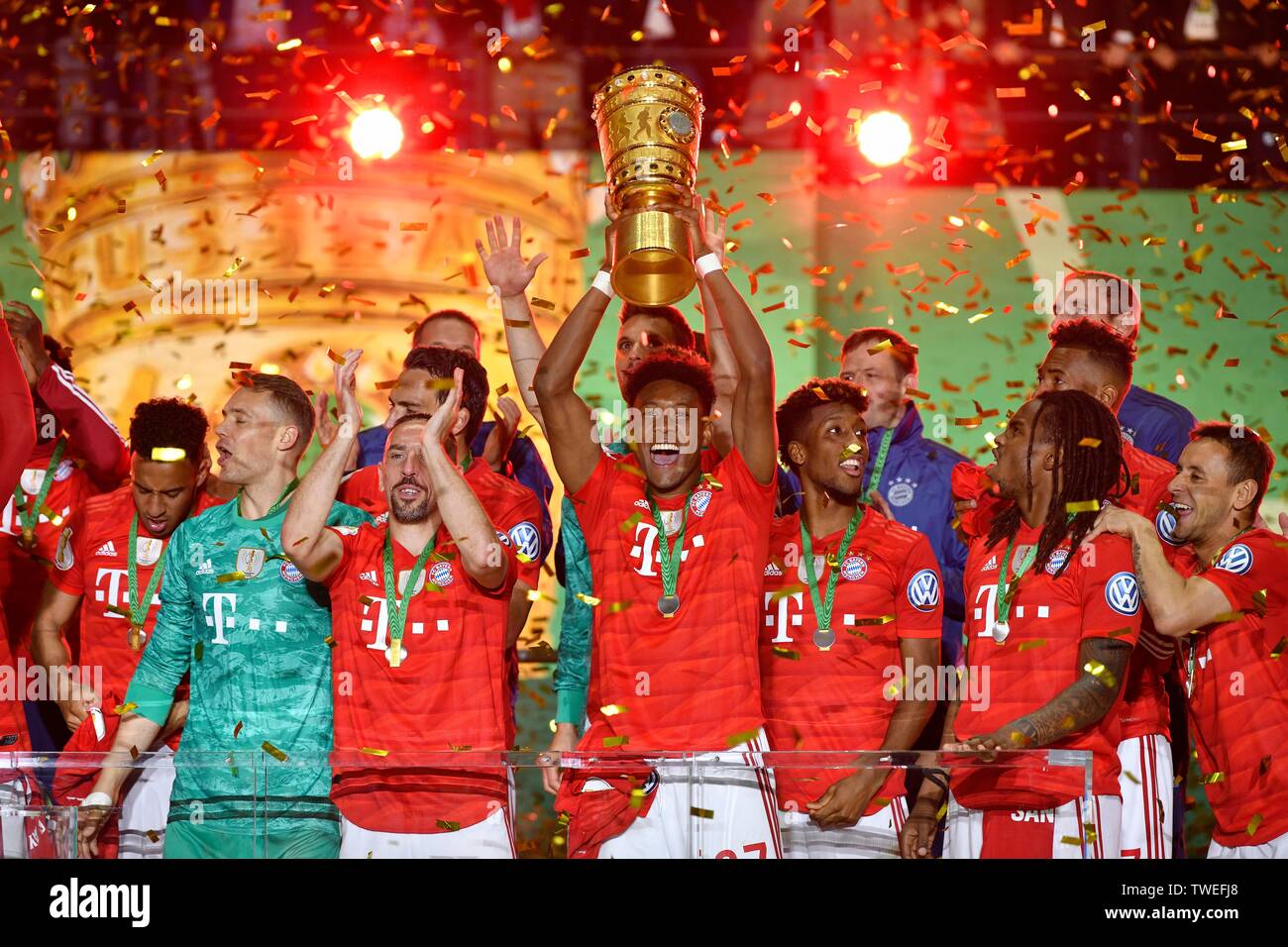 David Alaba FC Bayern Munich with cup, cheering at FC Bayern Munich after cup victory, 76th DFB cup final, RB Leipzig, RBL, against FC Bayern Munich Stock Photo