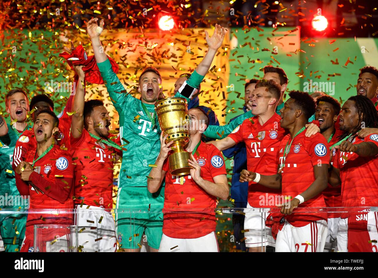 Franck Ribery FC Bayern Munich kisses cup, cheers at FC Bayern Munich after cup victory, 76th DFB cup final, RB Leipzig, RBL, against FC Bayern Stock Photo