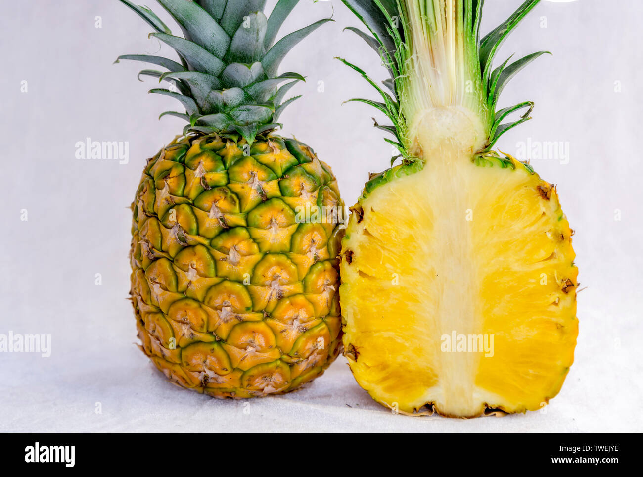Pineapple Cut Open Hi res Stock Photography And Images Alamy pineapple-cut-open-hi-res-stock-photography-and-images-alamy