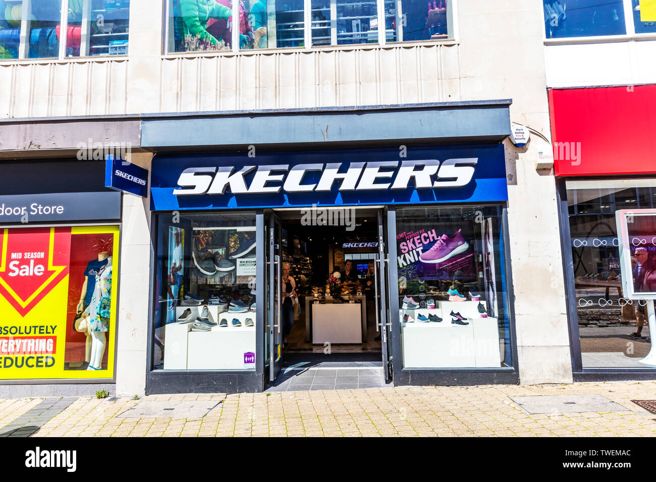 what stores sell skechers shoes 