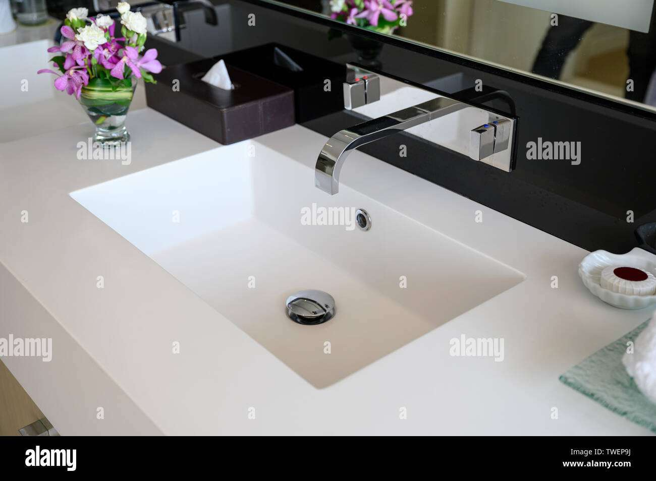 Modern luxury stainless faucet with ceramic sink of automatic sensor