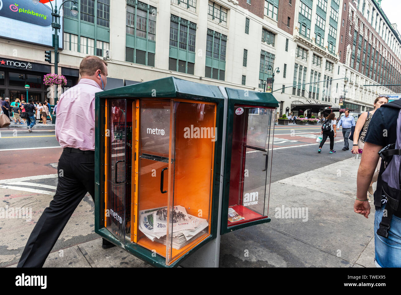 Newspaper vending machine ny hires stock photography and images Alamy