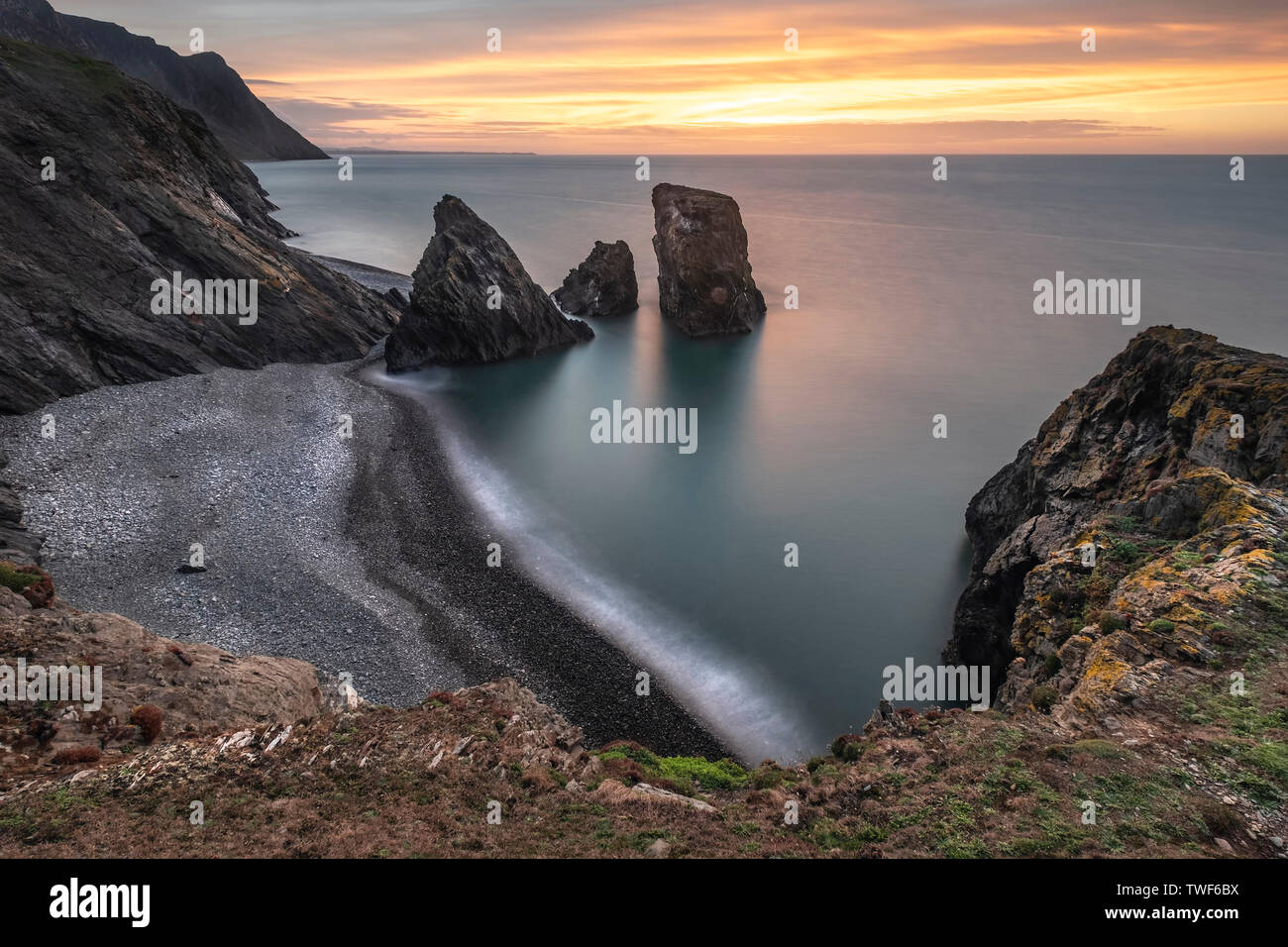 Trefor Rocks Rugged cliff face golden hi-res stock photography and images - Alamy