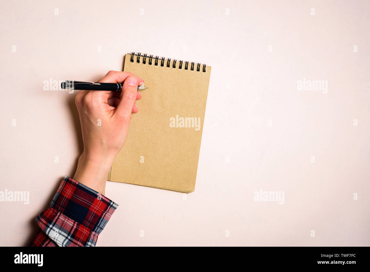 https://c8.alamy.com/comp/TWF7FC/man-writing-by-left-hand-left-hander-day-concept-working-place-of-lefty-TWF7FC.jpg