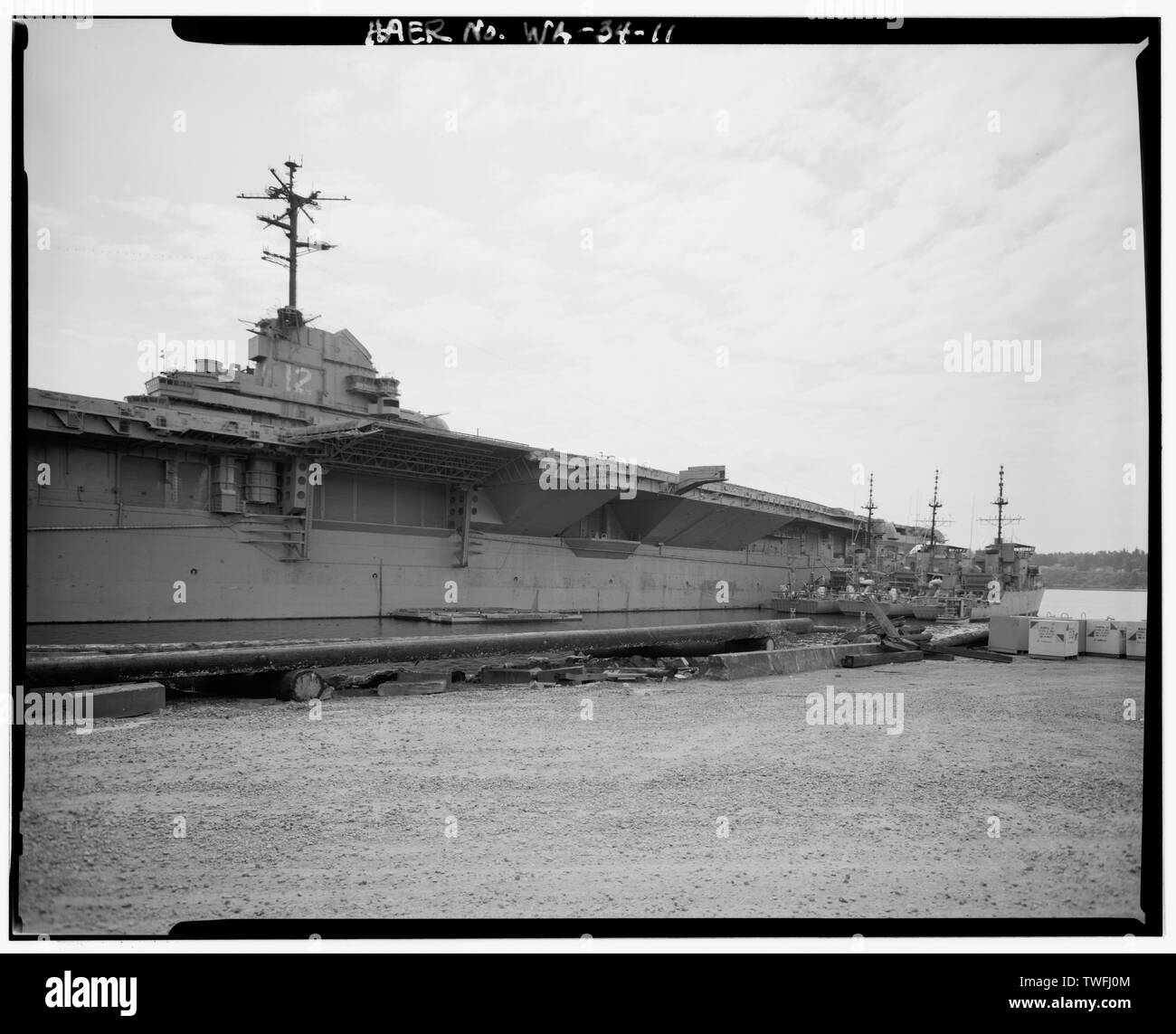 PORT SIDE FORWARD OF ISLAND, EX-USS HORNET CVS-12. - U.S.S. HORNET, Puget Sound Naval Shipyard, Sinclair Inlet, Bremerton, Kitsap County, WA; Newport News Shipbuilding and Drydock; Maul, David, transmitter Stock Photo