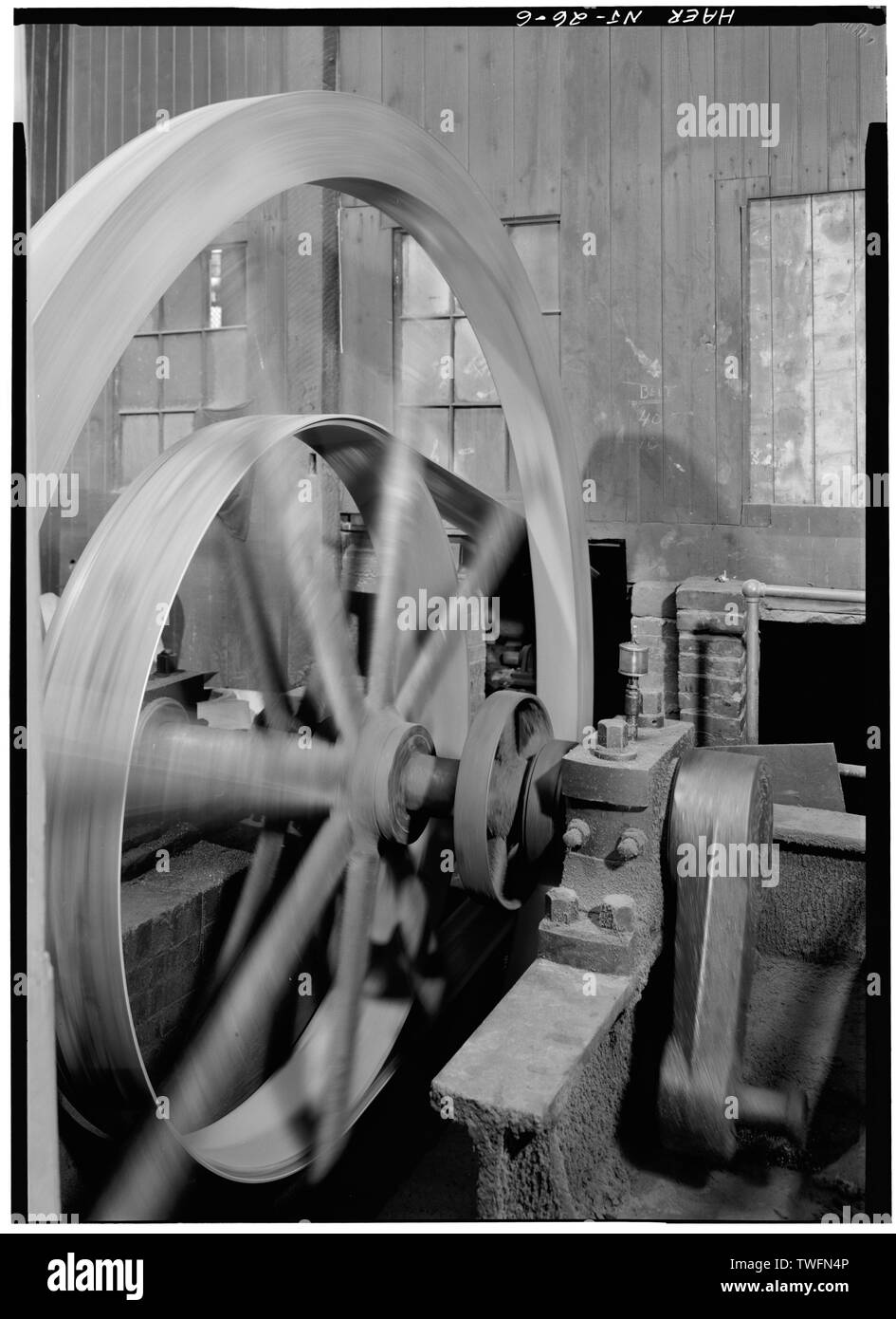 Flywheel motion hi-res stock photography and images - Alamy