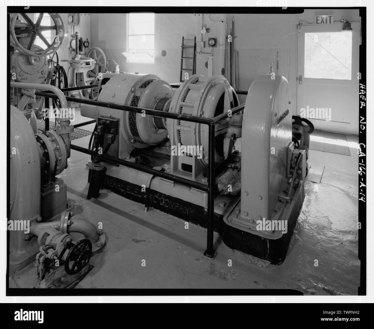 POWERHOUSE INTERIOR, EXCITER No. 2 SHOWING GENERAL ELECTRIC INDUCTION MOTOR IN SERIES BETWEEN PELTON-DOBLE IMPULSE WHEEL AND GENERAL ELECTRIC GENERATOR. VIEW TO EAST. - Rush Creek Hydroelectric System, Powerhouse Exciters, Rush Creek, June Lake, Mono County, CA Stock Photo