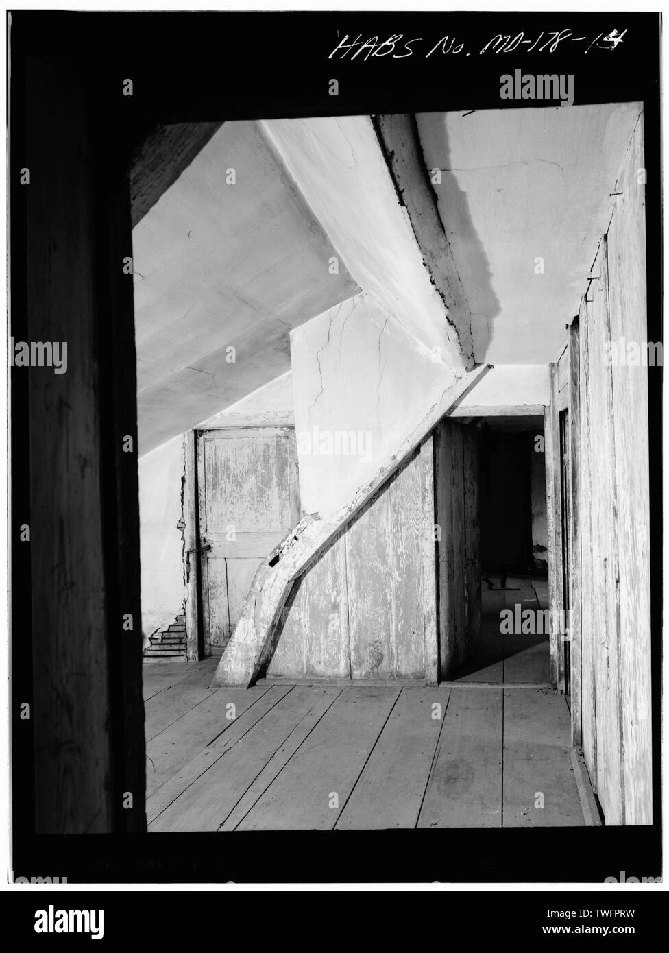 PRINCIPAL RAFTER, LOOKING INTO WEST ATTIC CHAMBER, OBLIQUE VIEW - Clover Fields, Forman's Lodge Road, Wye Mills, Talbot County, MD; Hemsley, William; Forman; Langenbach, Randolph, photographer; Smith, Delos H, photographer Stock Photo