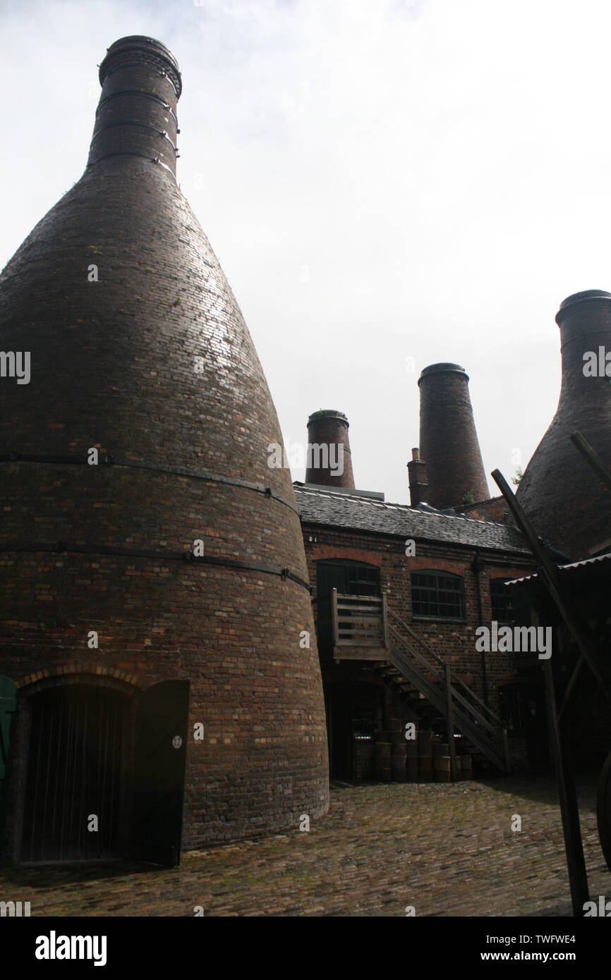 Victorian Potteries bottle oven firing kilns - dark satanic mills, Gladstone Pottery Museum Stock Photo