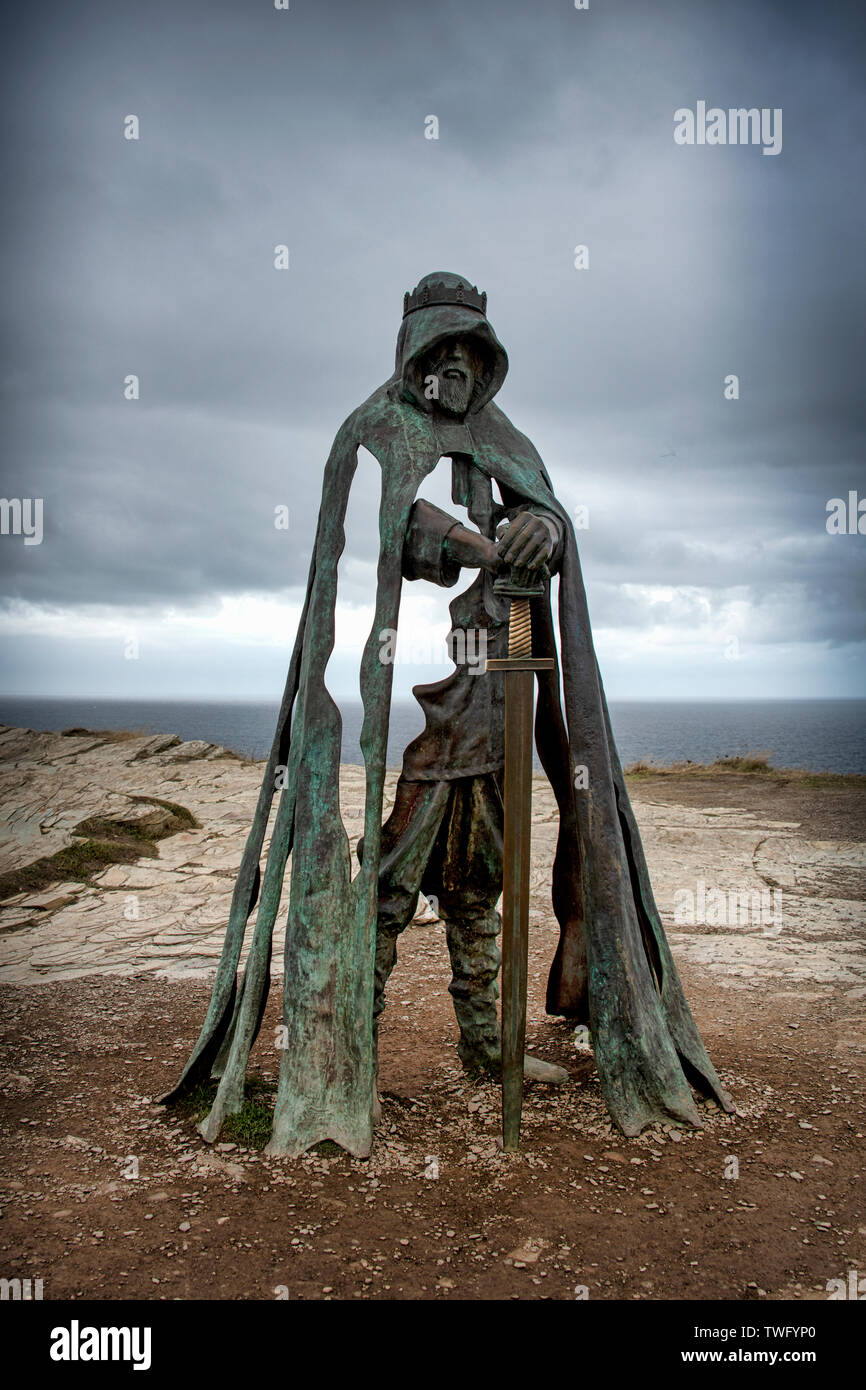 New statue of King Arthur at Tintangel Castle in Cornwall Stock Photo Alamy