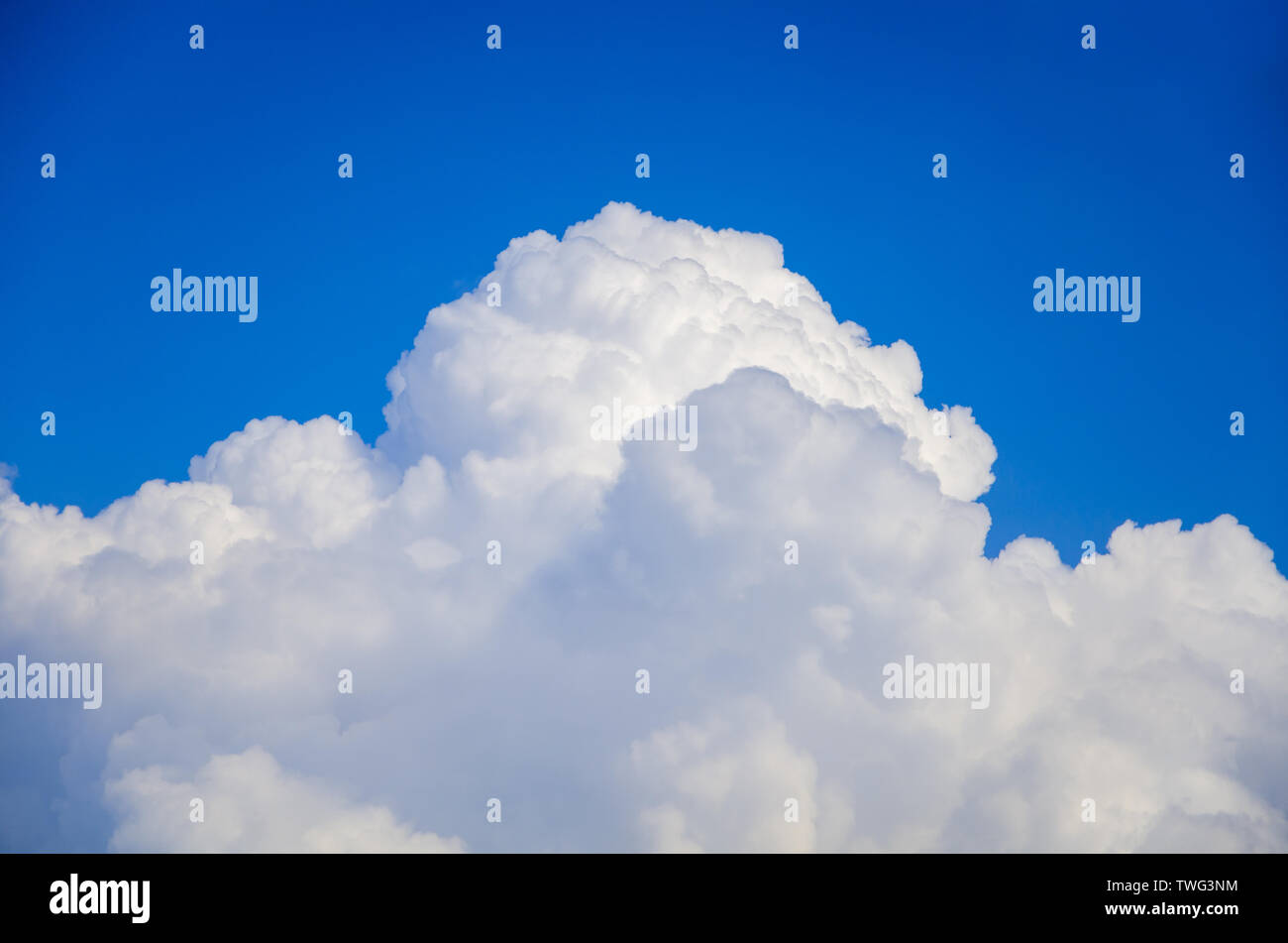 Blue sky background with white cumulus clouds Stock Photo - Alamy