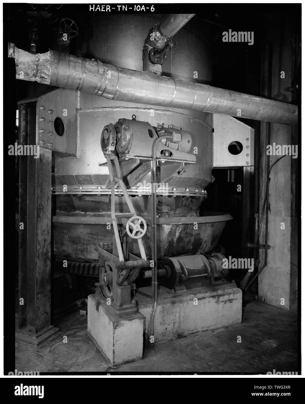 Producer ash bin with drive mechanism (producer -6); first floor, looking  SW. (Ryan and Harms) - Holston Army Ammunition Plant, Producer Gas Plant,  Kingsport, Sullivan County, TN; U.S. Army; Tennessee Eastman Corporation;