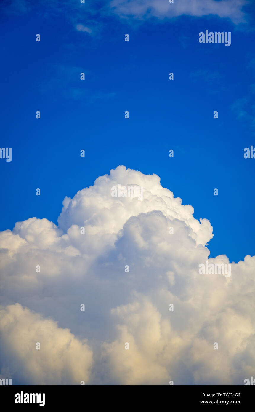 Blue sky background with white cumulus clouds Stock Photo - Alamy