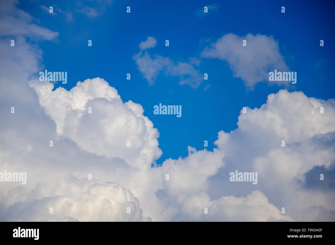 Blue sky background with white cumulus clouds Stock Photo - Alamy