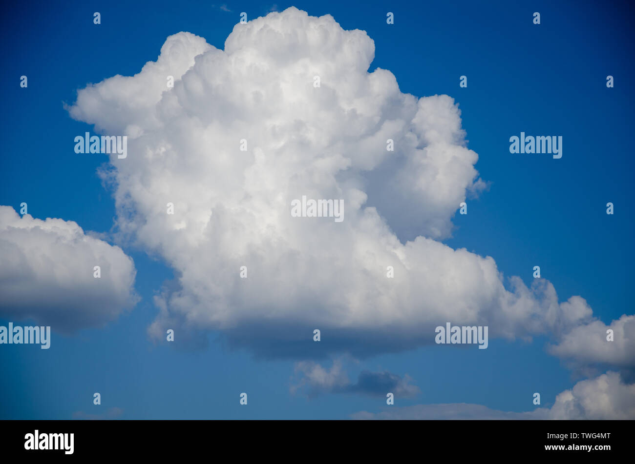 Blue sky background with white cumulus clouds Stock Photo - Alamy