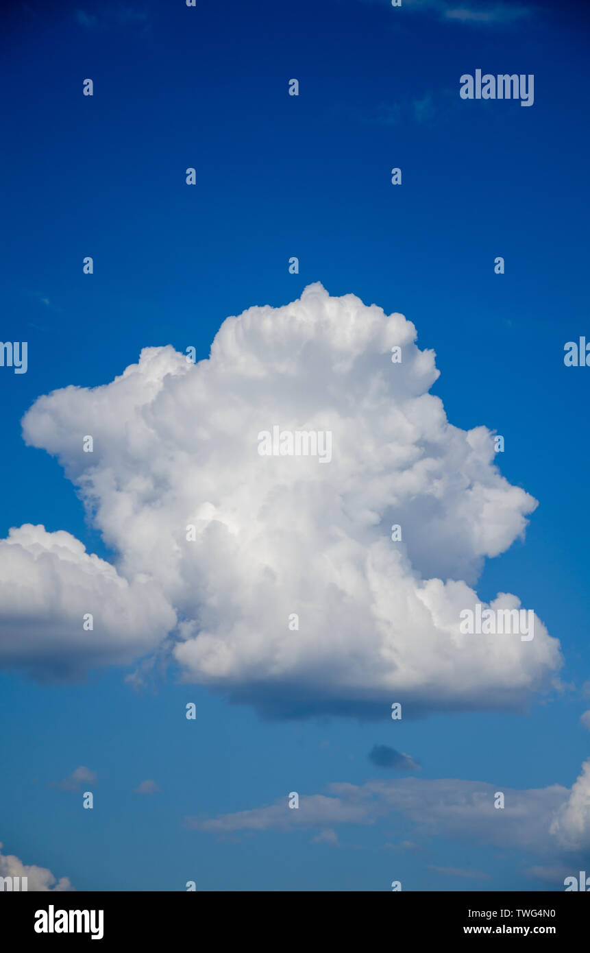 Blue sky background with white cumulus clouds Stock Photo - Alamy