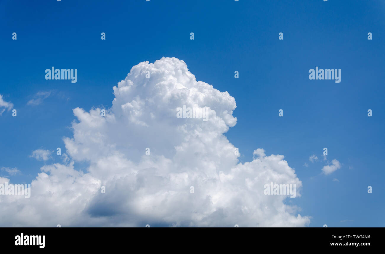 Blue sky background with white cumulus clouds Stock Photo - Alamy