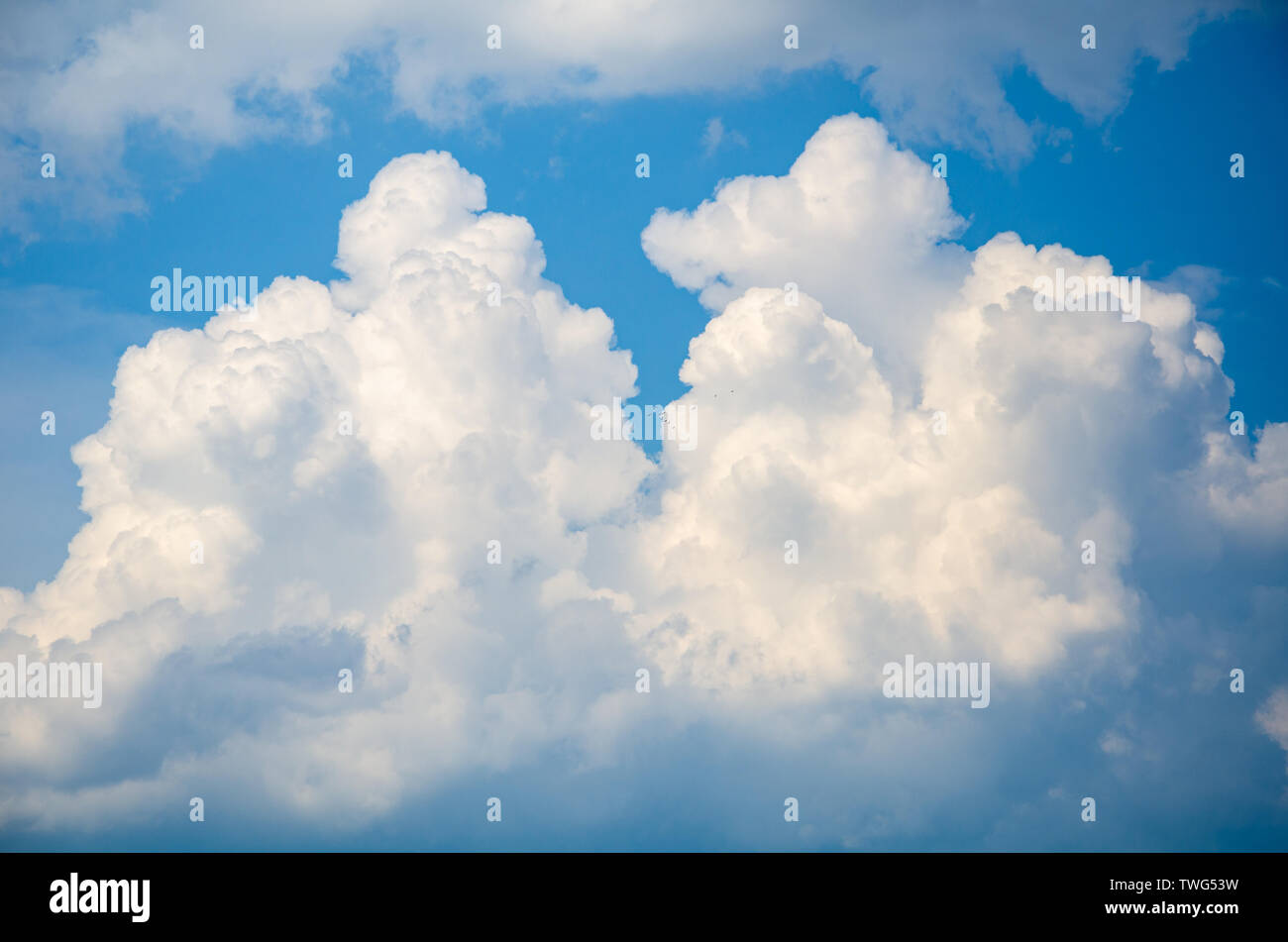 Blue sky background with white cumulus clouds Stock Photo - Alamy