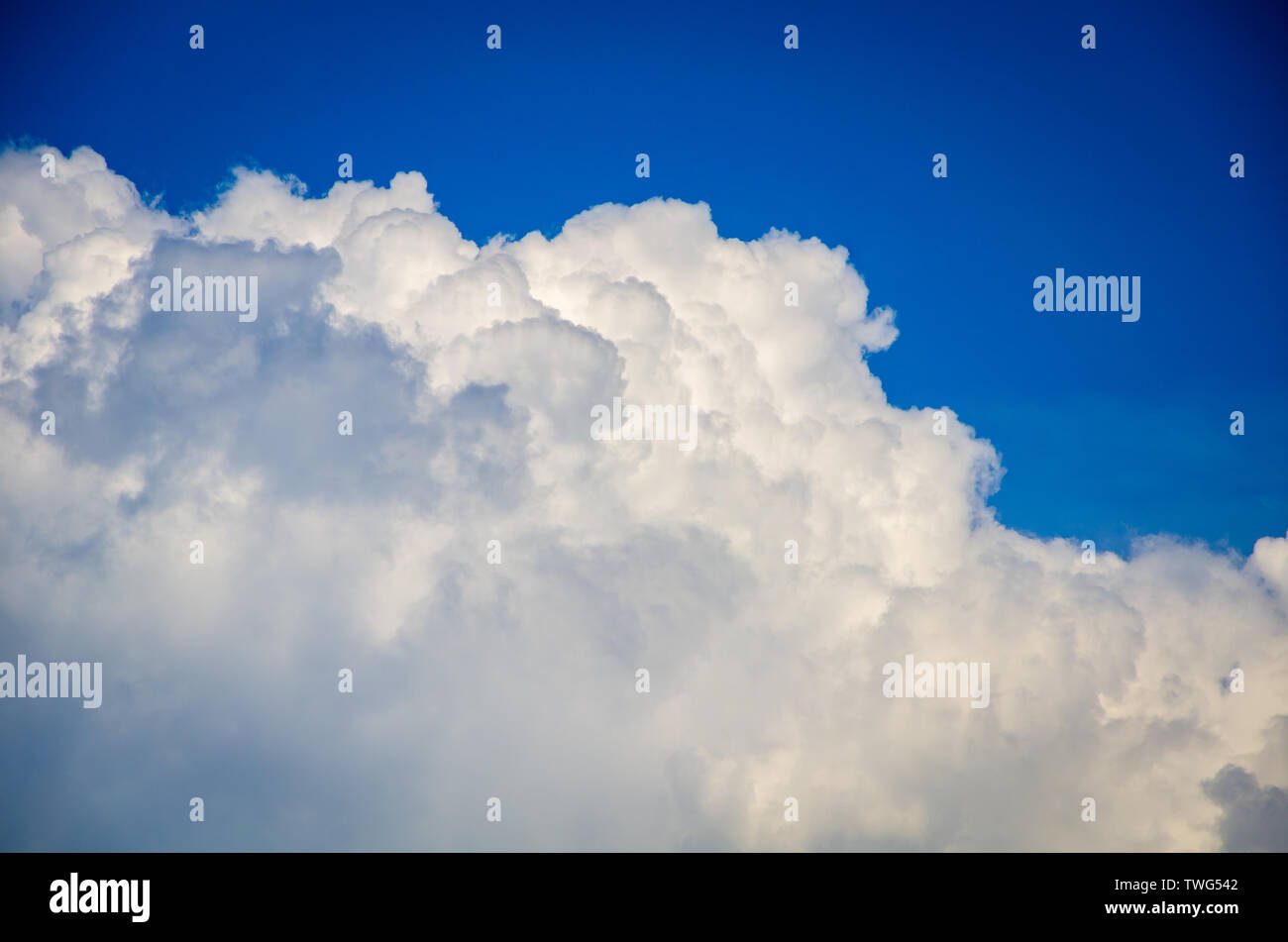 Blue sky background with white cumulus clouds Stock Photo - Alamy