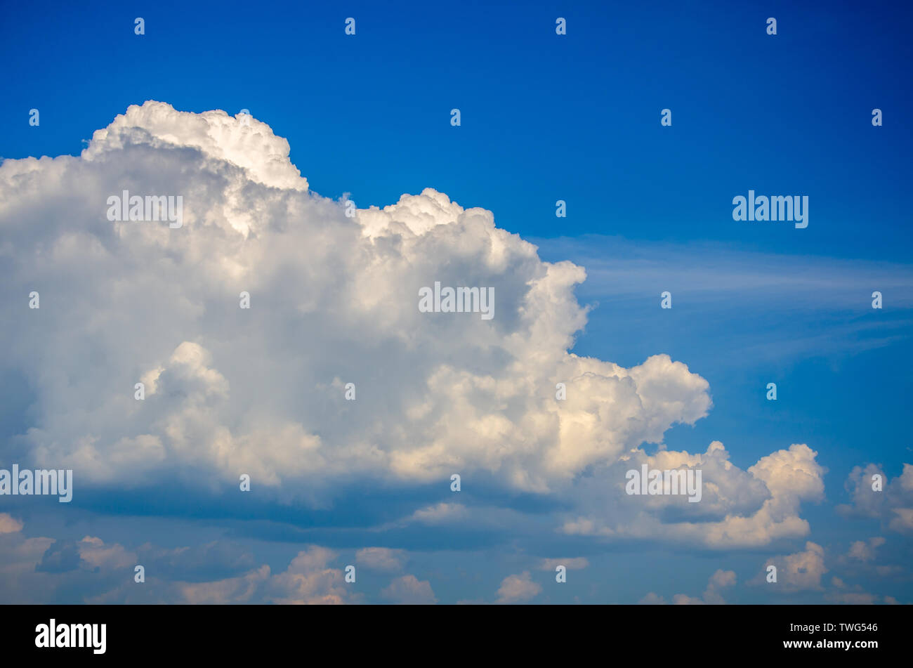 Blue sky background with white cumulus clouds Stock Photo - Alamy