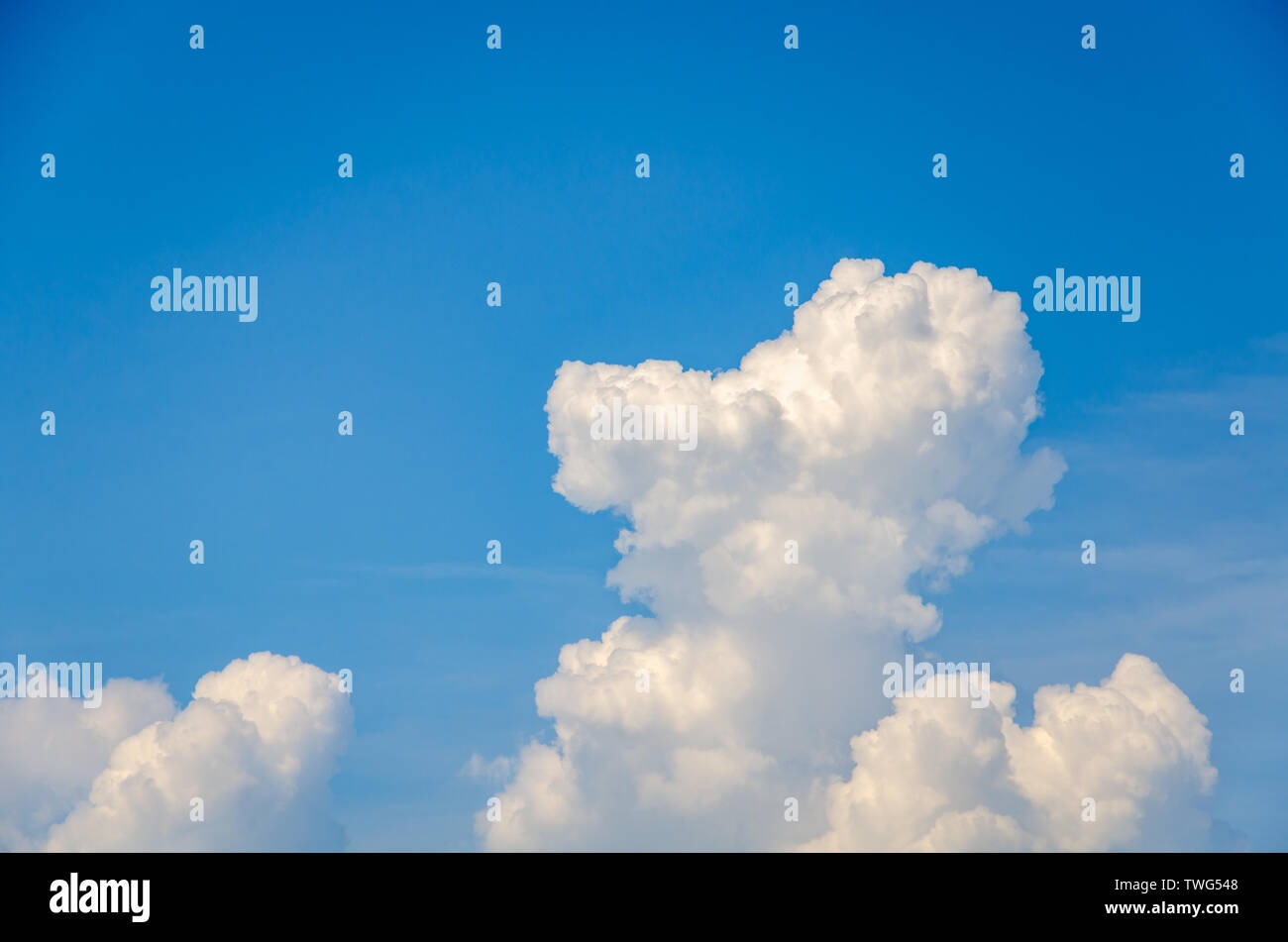 Blue sky background with white cumulus clouds Stock Photo - Alamy