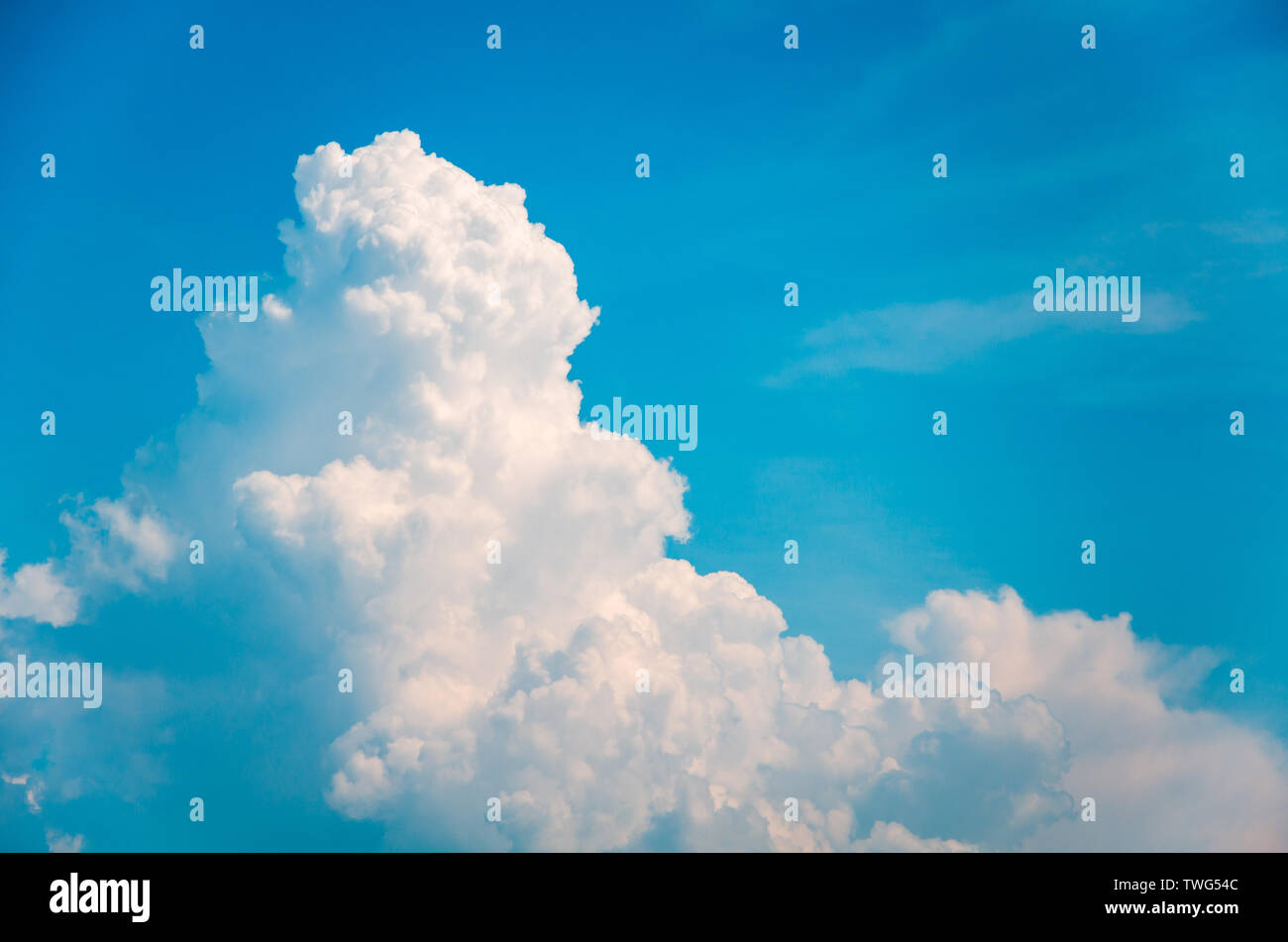 Blue sky background with white cumulus clouds Stock Photo - Alamy